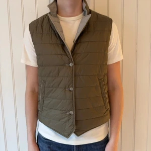 Dubbelsidig massimo dutti väst - Dubbelsidig massimo dutti väst | Storlek: L,  passar M | Mycket bra skick | Modellen är 183 och väger ca 70 kg | Hör gärna av dig vid frågor och funderingar! 🤗