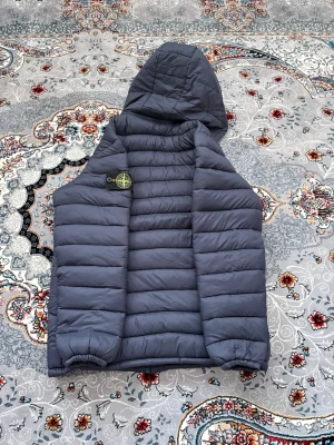 Stone island jacka - Säljer en helt ny stone island jacka som är perfekt för de kalla vädret.