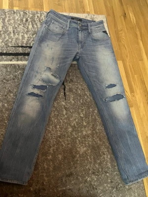 Replay jeans 29:32 - Säljer mina replay jeans i ny skick som är storlek 29:32 dom passar också 28:32, skriv till mig innan ni köper så ni blir ej missnöjd över något sen 