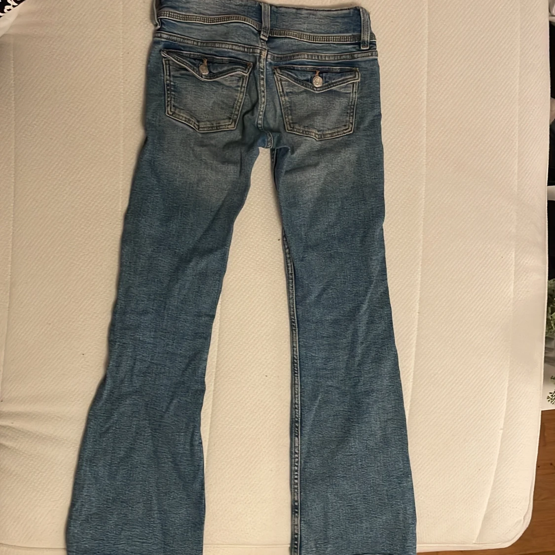 Blå bootcut jeans med fickdetaljer  - 4