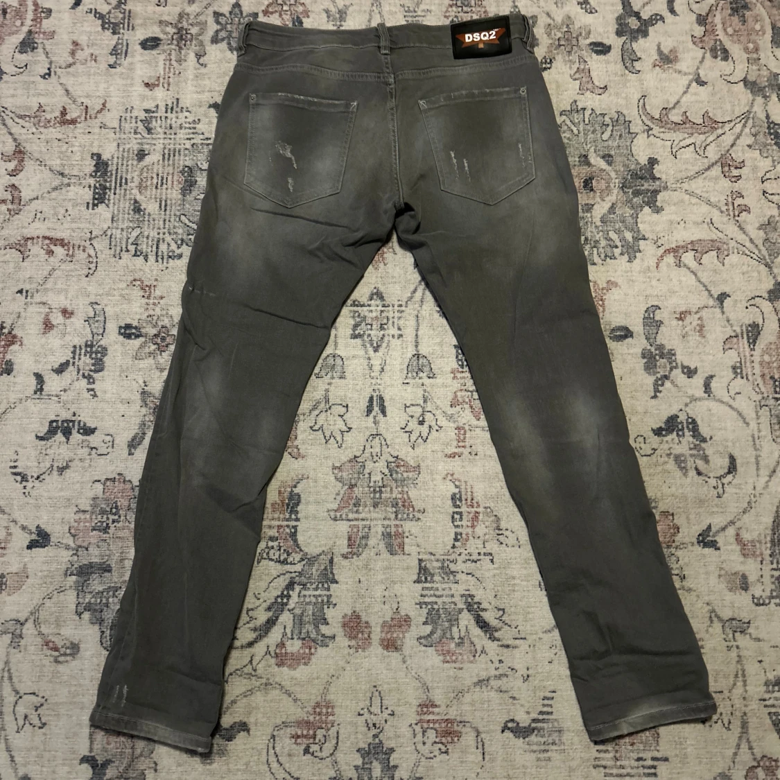 Grå jeans från Dsquared2 med slitningar - 1