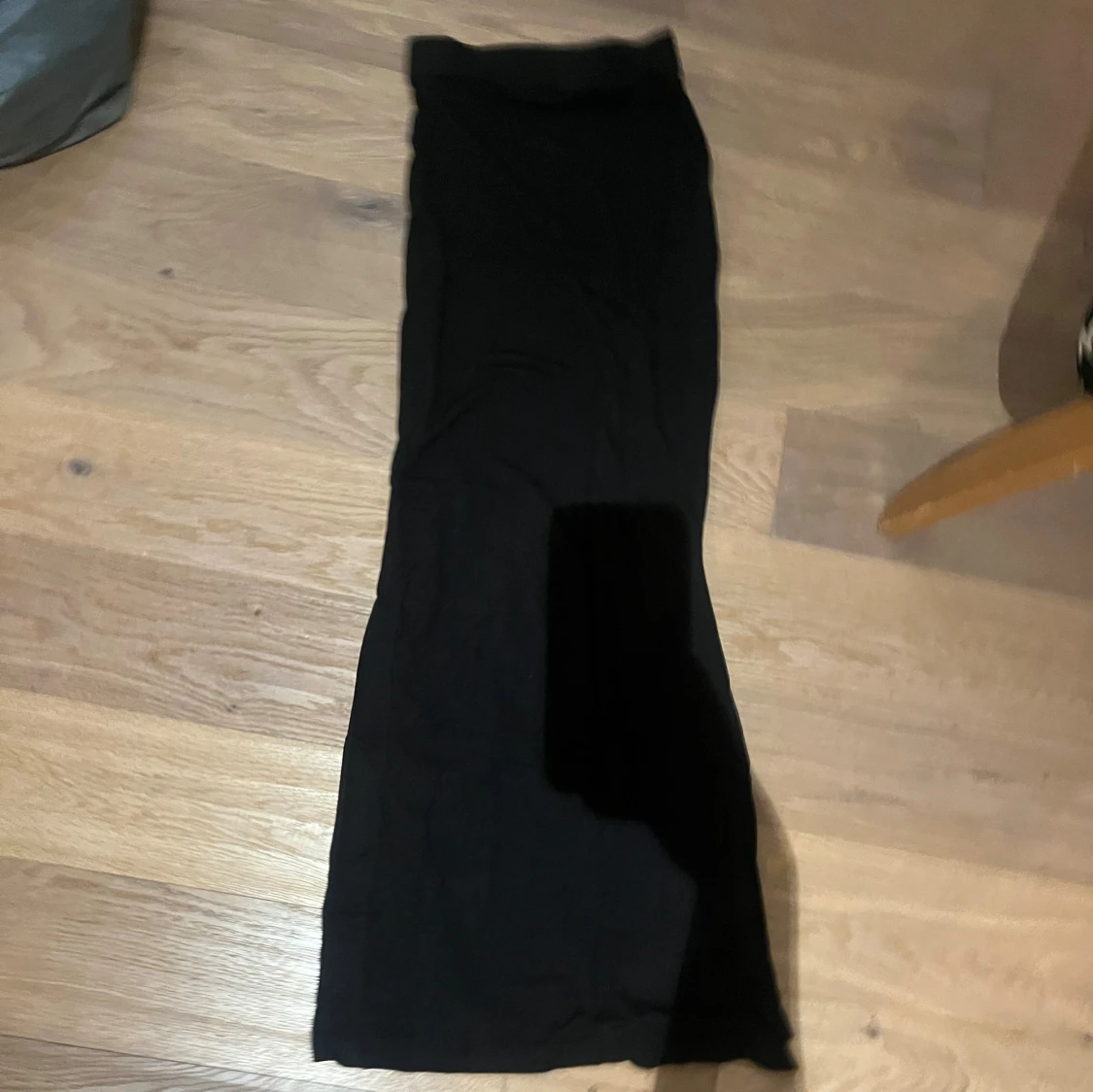 Svart långkjol i mjukt material - 1