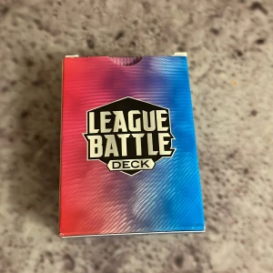 League Battle Deck - League Battle Deck är en färdigbyggd Pokémon-kortlek med coola kort och snygg design. Perfekt för dig som vill spela och tävla med vänner eller börja samla Pokémon-kort. Passar både nybörjare och erfarna spelare som gillar strategi och action.