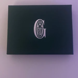 Korthållare - En korthållare med mycket stil och utrymme. Perfekt för vardags livet mm. Bilderna är suddiga pågrund av inplastaning och lagg fråga på ifall du har några vidare funderingar !😊