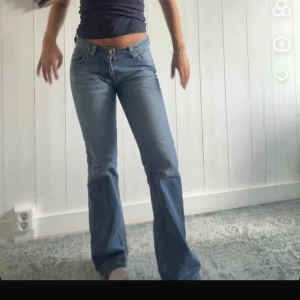 Bootcut ljusblå jeans från Lee - Snygga ljusblå bootcut jeans från Lee med klassisk femficksdesign och låg midja.  Älskar dom här jeanssn men gymnet hat gått lite väll bra så måste sålja 