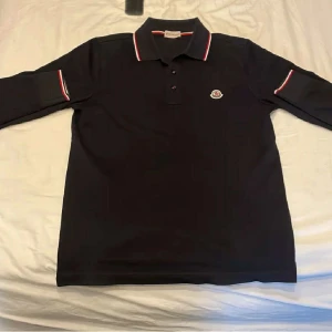 Moncler långärmad piké - Långärmad piké från Moncler. Sparsamt använd. Nypris: 3899. Kvitto med extra knapp och prislapp kan skickas mes. Storlek S. 