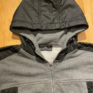 Cardigan från Stone Island - Säljer min Stone Island black label cardigan! Ett kap med tanke på nypris👍