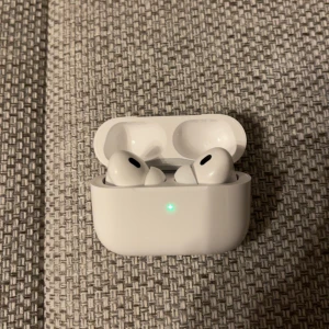 AirPods Pro 2 ANC - Medföljer box laddare och öronproppar oanvända, allt funkar fint bra bas bra ljud inga fel på de. Brus reducering USB c 