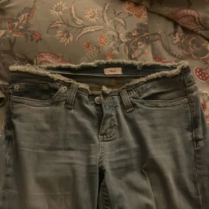 Lågmidjade jeans från Nelly - Säljer ett par ljusblå jeans från Nelly eftersom de ej passar, Storlek 36 passar någon runt 168💓Använda fåtal gånger, inge tecken på användning❤️