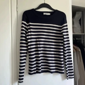  stickad tröja  Soaked - snygg randig stickad tröja från Soaked i marinblått och vitt. Tröjan har klassiskt horisontellt randigt mönster, rund halsringning och långa ärmar. Stilren och tidlös, o perfekt flr både vinter höst och vår