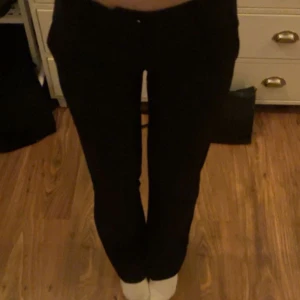 Svarta kostymbyxor från Bik Bok - Snygga svarta kostymbyxor som är lågmidjade, från Bik Bok i storlek 34. Byxorna har en rak passform med klassisk midja och diskreta fickor fram. Perfekt för dig som gillar stilrena och enkla plagg. Materialet är mjukt och har en lätt stretch för extra komfort.💕