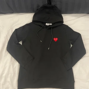 Cdg-Hoodie - En tvär fet hoodie från Comme des Garçons. | Den är så gott som ny skicket. Så skicket är alltså 10/10. | det är bara att höra va sig om man undrar något eller vill ha flera bilder❤️❤️❤️