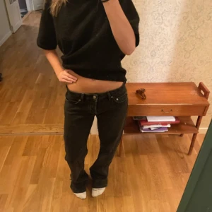 Svarta baggy jeans  - De är lite slitna längst ner, men det är inte något man tänker på🤍 dessutom har de en liten ljus fläck på höger ben