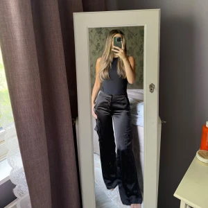 Silkesbyxor  - Fina svarta silkesbyxor med fickor längst med sidorna. Jag är 160cm 💕