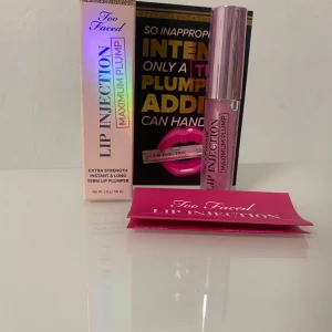 Too Faced Lip Injection Maximum Plump - Too Faced Lip Injection Maximum Plump är ett läppglans med extra volymgivande effekt. Kommer i en rosa, glansig tub med silvrigt lock och holografisk förpackning. Ger fylligare och återfuktade läppar med intensiv plumping-effekt.