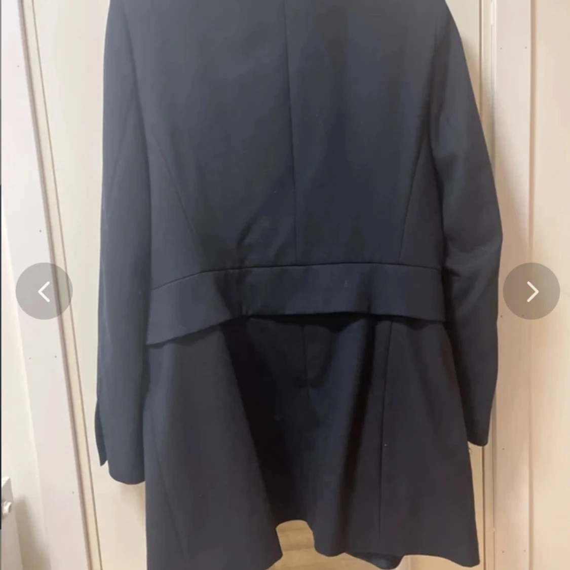 Svart kappa  från Zara Basic med guldknappar - 2