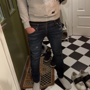 Jack and Jones  - Pris: 400kr inte ristat i sten!! Billigare vid snabb affär, 29-32 ser ganska skinny ut på bilderna är inte lika tajta i verkligheten, sitter riktigt bra, jävligt najs faded färg och slitningar,MVH/Lex😁