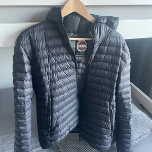 Svart dunjacka från Colmar - Skit snygg jacka från colmar. Topp skick med unga defekter. För dig som vill ha en stilren outfit nu i höst. Skriv om du vill ha fler bilder storlek 52