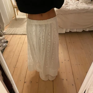 Långkjol - Långkjol med blommmönster - fickor finns, men syns inte så mycket 