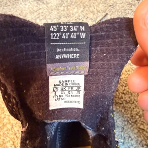 Svarta Adidas kängor med gul detalj - Säljer ett par svarta Adidas kängor med grov sula och gula detaljer. Skorna har snörning med metallhakar och slitstark mesh samt mocka på ovansidan. Sulan har Mountain Grip för extra grepp och är designad för äventyr. Perfekt för dig som gillar outdoor och cool stil.