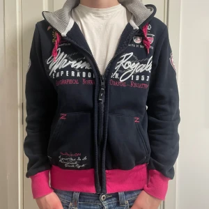 Geographical Norway Zip - Geographical Norway Zip | skick 8/10 | storlek XS (Killen på bilden är 170) Fler frågor? Kontakta oss! |