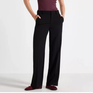 Svarta kostymbyxor från Lindex - Snygga svarta kostymbyxor från Lindex i modellen Noor. Byxorna har raka ben och normal hög midja.