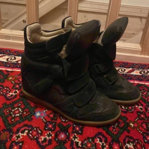 Svarta Isabel Marant Sneakers - Säljer mina Isabel marants. Som man kan se på bilderna har skorna skador. Storleken är 36 men funkar även för mig som har 37
