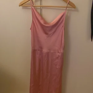 Rosa långklänning - Säljer en snygg rosa långklänning med tunna axelband och cowlneck. 