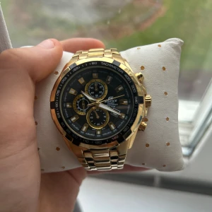 Casio - En Casio handklocka som är till saldå, anledningen är att den inte längre används. Ser inga skador på den.