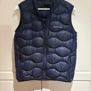 Peak performance väst - Säljer nu denna fina västen från Peak performance. Den är i väldigt fint skick och är i storlek 170 vilket motsvarar S-M. Nypris är 899 mitt pris är 549kr