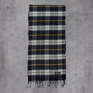 Mörkblå burberry scarf - 🧣 Burberry Scarf – 100% Lambswool ✨ Skick: 10/10 💵 Nypris ca 4000kr Hör av dig vid frågor eller bilder :)