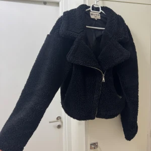 Svart teddyjacka - Mysig svart teddyjacka från NA-KD, pris kan diskuteras 
