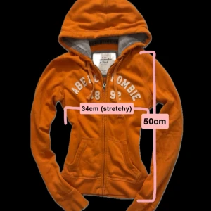 Abercrombie&fitch xs - Passar någon som har xs.                                                   fint skick, lite lösa trådar som syns på några av bilderna! Skriv om ni har frågor💗