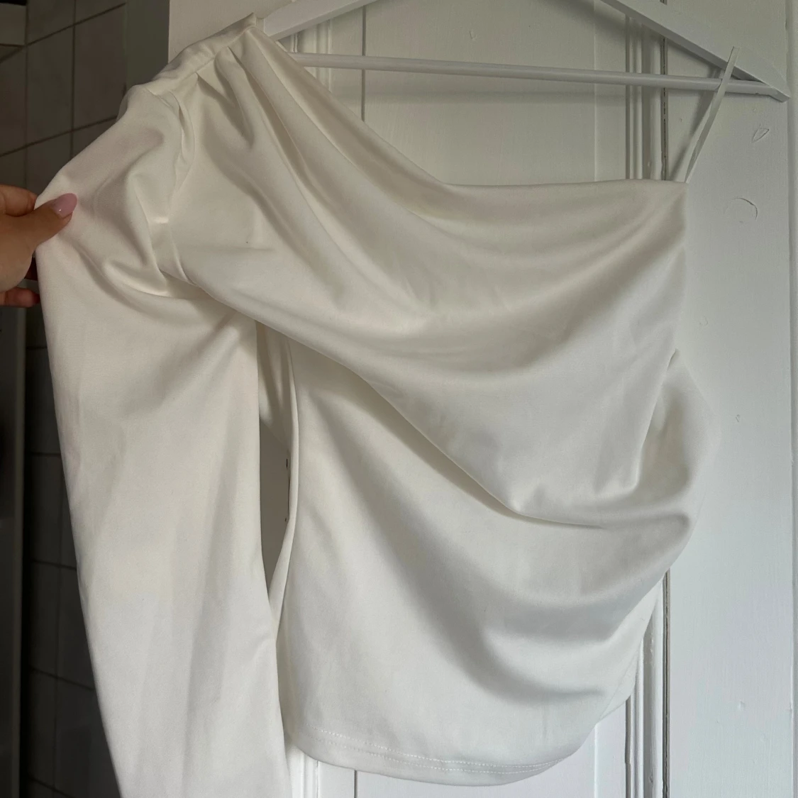 Vit one shoulder topp med lång ärm - 1
