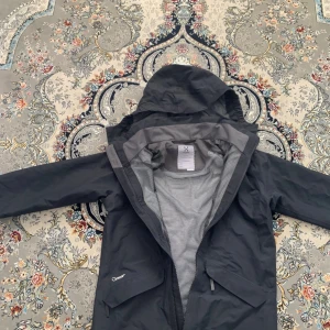 Svart vindjacka från Haglöfs - Säljer min svarta vindjacka från Haglöfs, då den inte har kommit till användning. Nypriset  ligger runt 2500kr, och vid fler frågor/funderingar kontakta gärna säljaren!