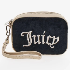 Juicy Couture svart och beige clutchväska - Juicy Couture clutch-väska /  kuvertväska i sammet med beige skinnimitation och broderad Juicy-logga på framsidan. Ny med prislapp kvar.  Ca mått i cm: Bredd: 16-17 Höjd: 12-13 Djup: 5-6.