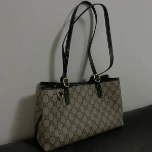 Trendig väska på TikTok 😍 - Intresse koll inlägg: Super snygg väska väldigt viral på TikTok! Möts helst upp i Stockholm så blir det säkrast flr båda ☺️🫶🏽🌸. Hör av dig vid intresse eller frågor  🫶🏽✨ proset kan diskuteras ytterligare (speciellt om man kan mötas upp! Annars tar ju Plick en andel). Den är anvönd 2 gånger i Max 5-6h totalt så den har inga tecken på användning 