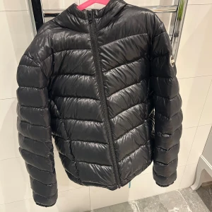 Colmar Dunjacka  svart  - Jag säljer nu denna Colmar jacka (Svart) då den inte har kommit till så mycket användning den är använd några fåtal gånger och har inga hål eller defekter på sig, Pris kan diskuteras vid snabb affär💕Vid frågor kontakta mig privat🥰