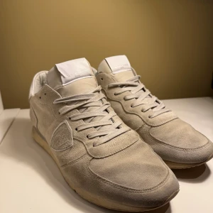 Vita Philippe Model i material mocka - Säljer dessa riktigt feta Philippe Models i storlek 42. Skorna är i bra skick men det finns lite defekter. Mitt pris 1099kr, nypris ca 3000kr. Om du vill ha fler bilder eller undrar något är det bara att höra av sig!
