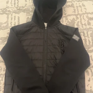 Svart Burberry jacka  - Svart burberry jacka i storlek S. pris kan diskuteras!