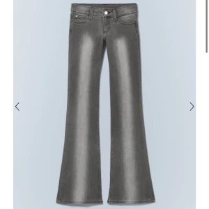 Grå bootcut jeans med utsvängda ben - Snygga grå jeans med bootcut och utsvängda ben. Använd fåtal gånger så dom är i bra skick men lappen där bak är bortsprättad, skriv för fler bilder.