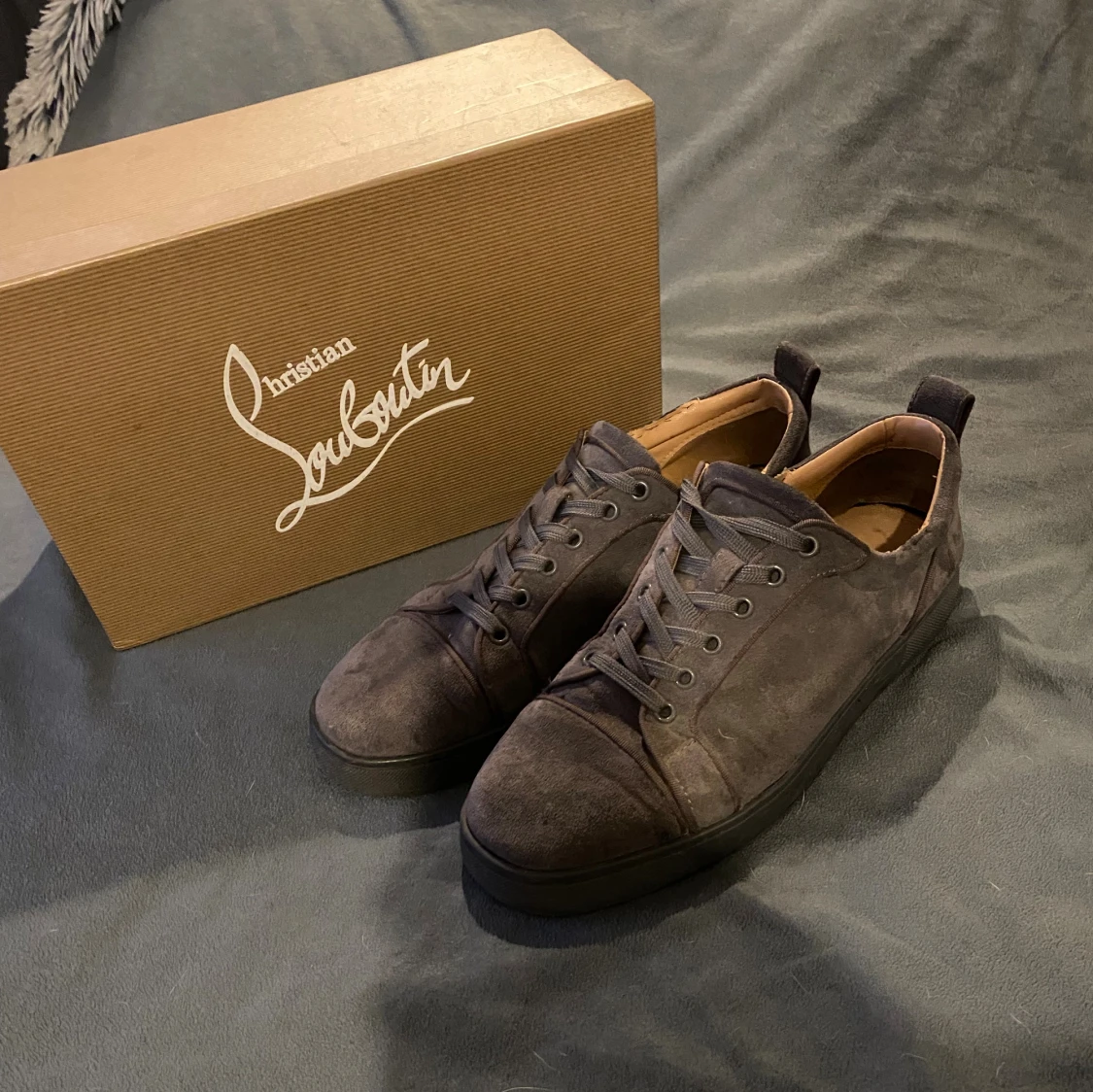 Gråa Louboutin skor