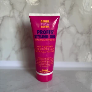 Proffs Styling Gel Maximum Strong 200ml - Proffs Styling Gel i en snygg ceriserosa tub på 200ml. Ger superstadga, glans och volym för ett definierat och strukturerat hår. Passar alla hårtyper och är lätt att tvätta ur. Tillverkad i Sverige.