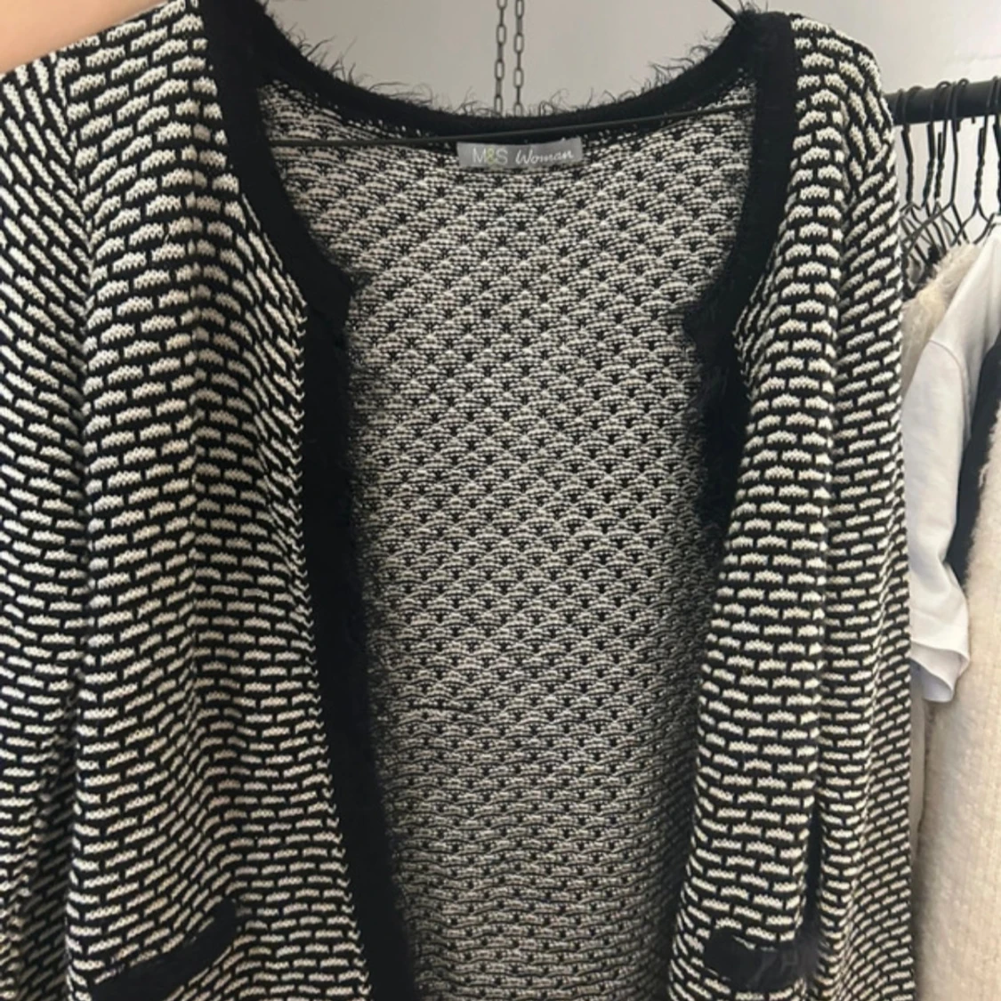 Svartvit mönstrad kofta från M&S Woman