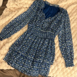 Klänning från zara - Jättepopulära klänningen från Zara som sålde slut för något år sen. Använd fåtal gånger 