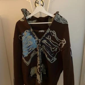 Skelett Hoodie, ZIP-UP - Hej! Säljer denna. Den är special gjord på Etsy därför har den inget varumärke.