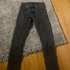 Svarta Nudie Jeans - Väldigt snygga och stilrena jeans från märket nudie jeans. Dom är i bra skick och inte så använda. Pris kan diskuteras vid snabb affär🙌