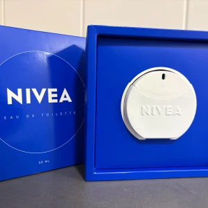 NIVEA Eau de Toilette 30 ml - Fräsch och stilren parfym från NIVEA i en smidig 30 ml flaska. Perfekt att ta med i väskan för en snabb uppfräschning när som helst. Endast sprayad ett fåtal gånger. 
