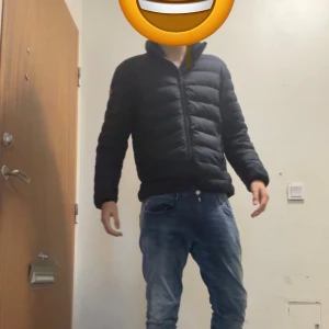 Mörkblå dunjacka från Colmar - Säljer en snygg mörkblå dunjacka från Colmar med quiltad design och dragkedja framtill. Jackan har hög krage, långärmade ärmar och insida i chokladbrun ton. Perfekt för dig som vill ha en stilren och varm jacka med cool passform. Modellen på bilden är cirka 190, köptes på vinted för 2800. Pris kan diskuteras. Skriv till mig om ni vill ha bättre bilder. Mvh