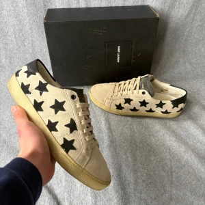 Saint Laurent skor  - Säljer ett par Saint Laurent skor som är i storlek 41 men är lite stora i storleken! Bara skorna medföljer vid köp! Hör gärna av dig om du har frågor! 